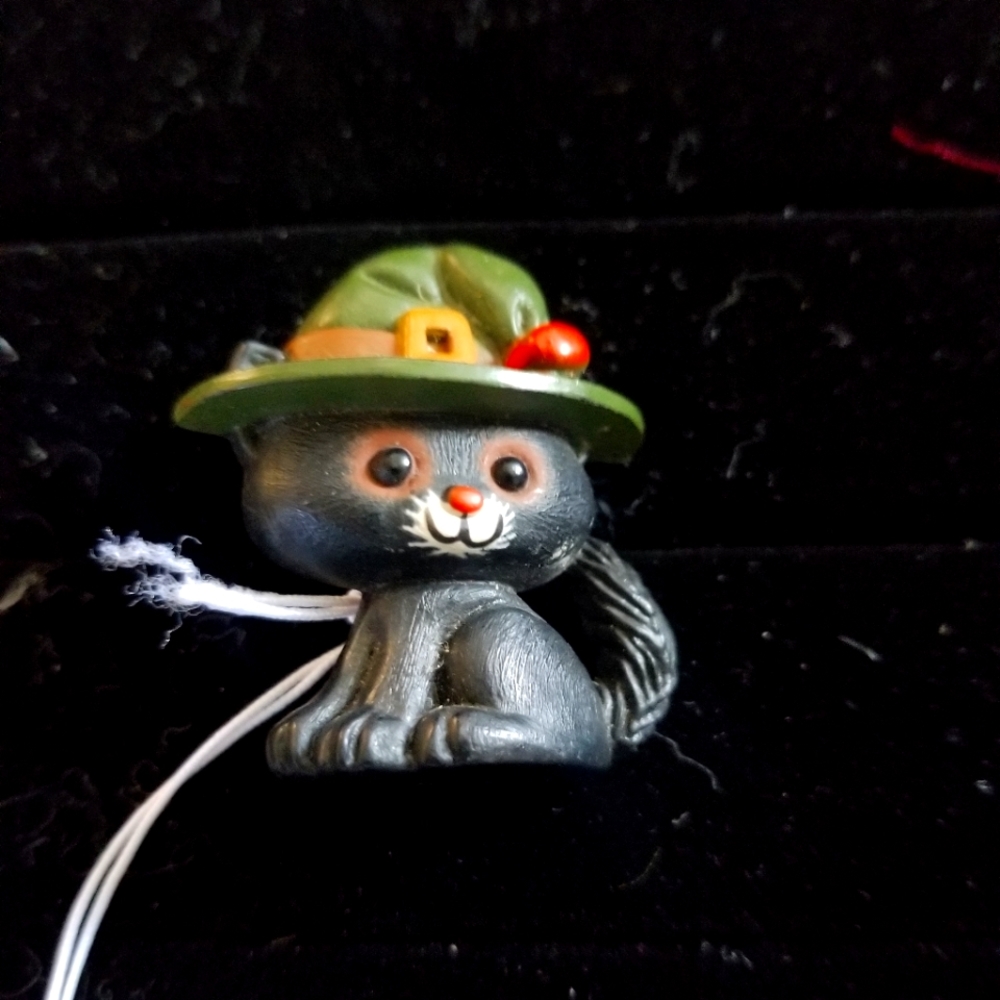 Hallmark vintage Halloween cat pin